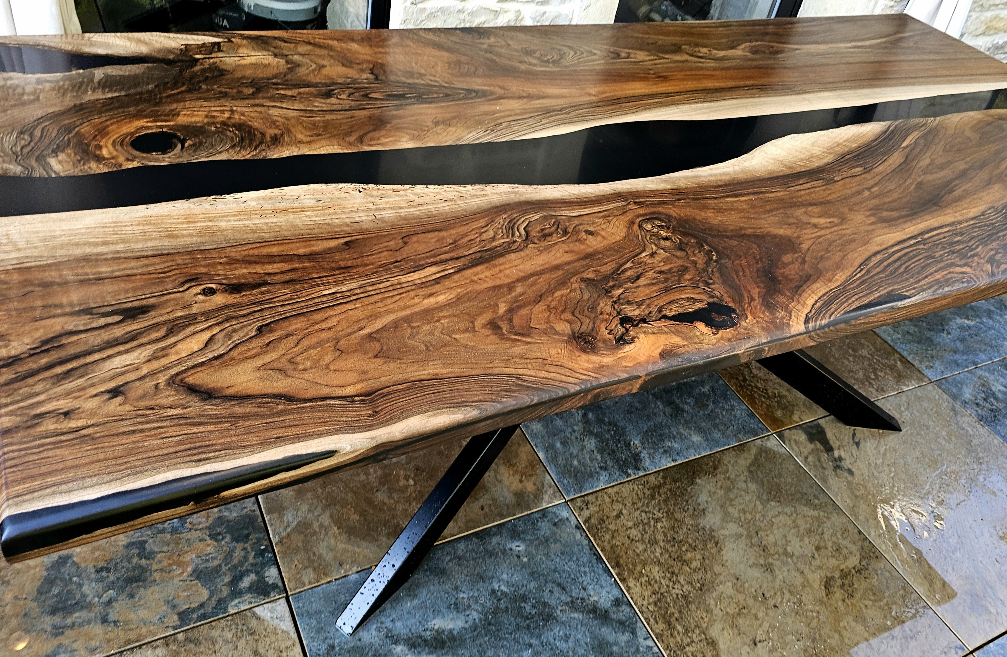 Table noyer résine noire