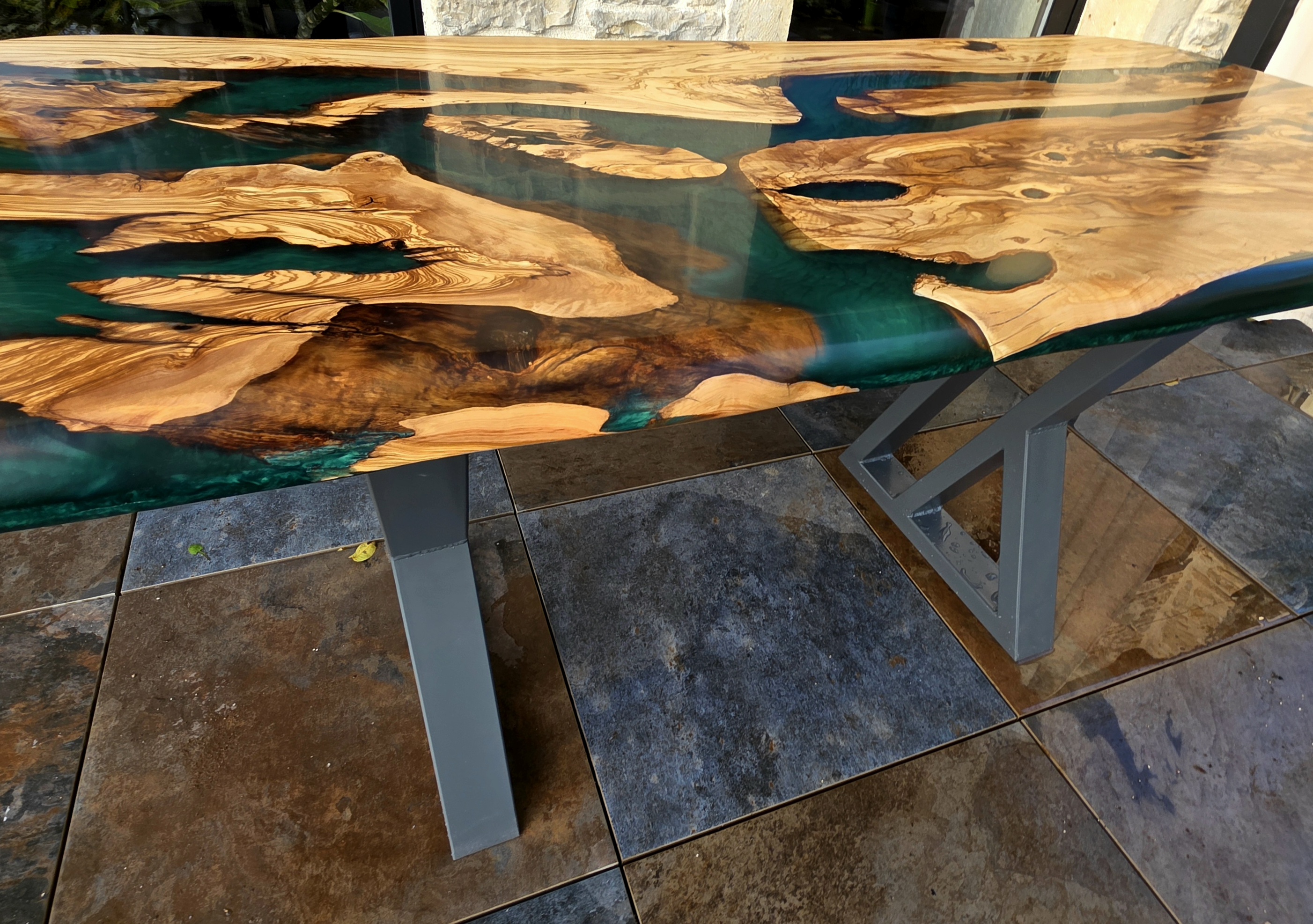 Table olivier résine émeraude