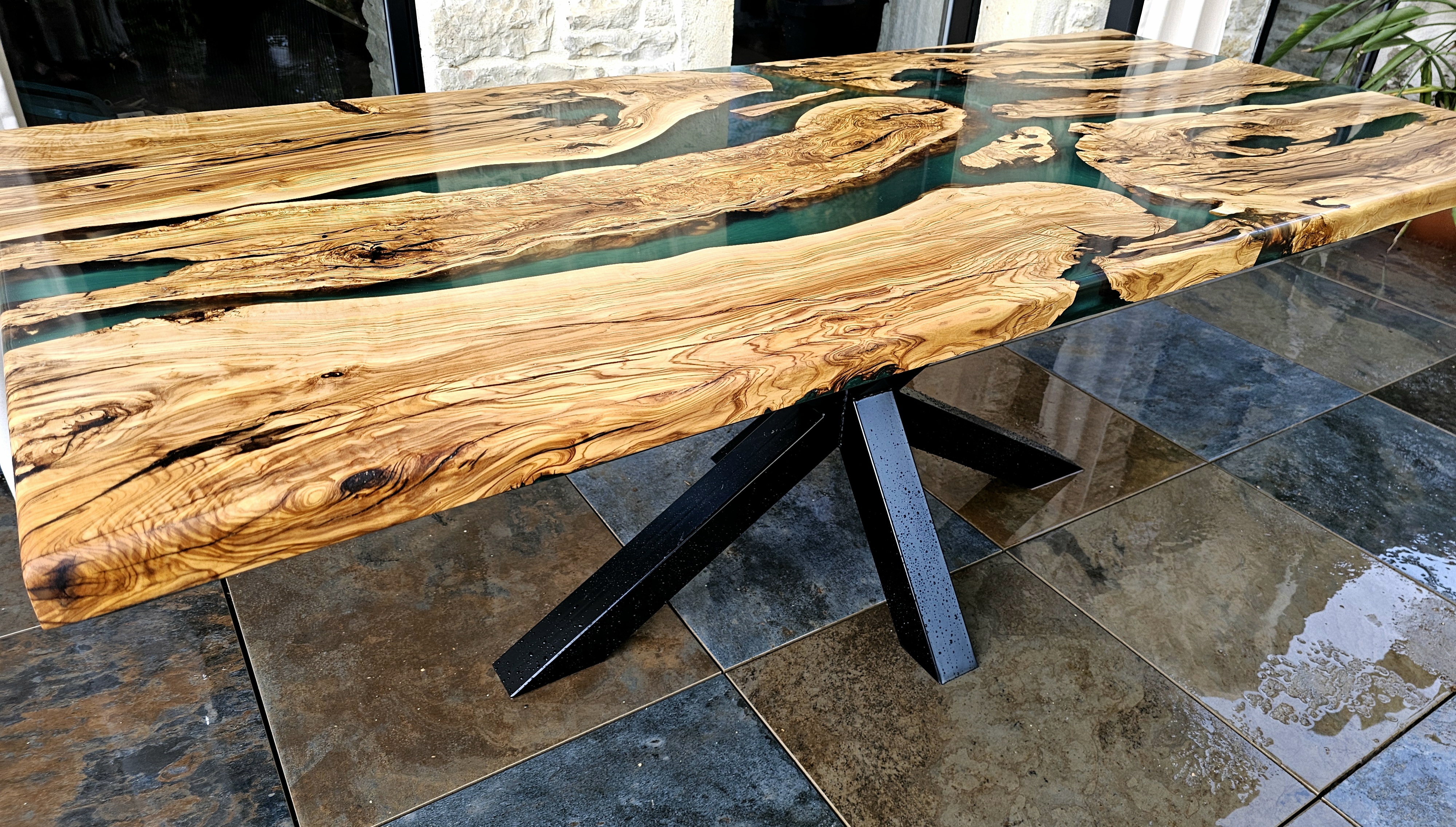 Table olivier résine bleue