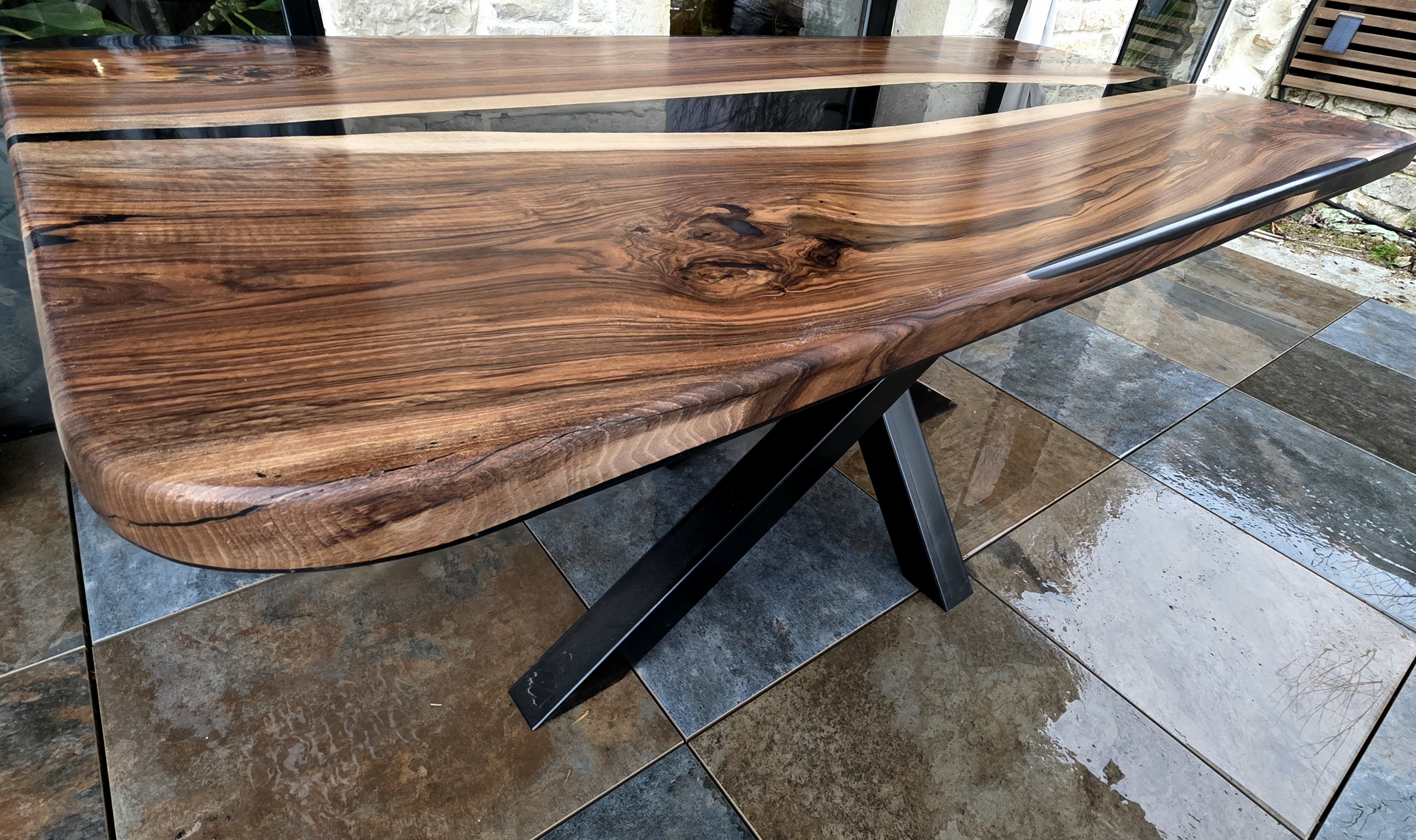 Table noyer résine noire live edge