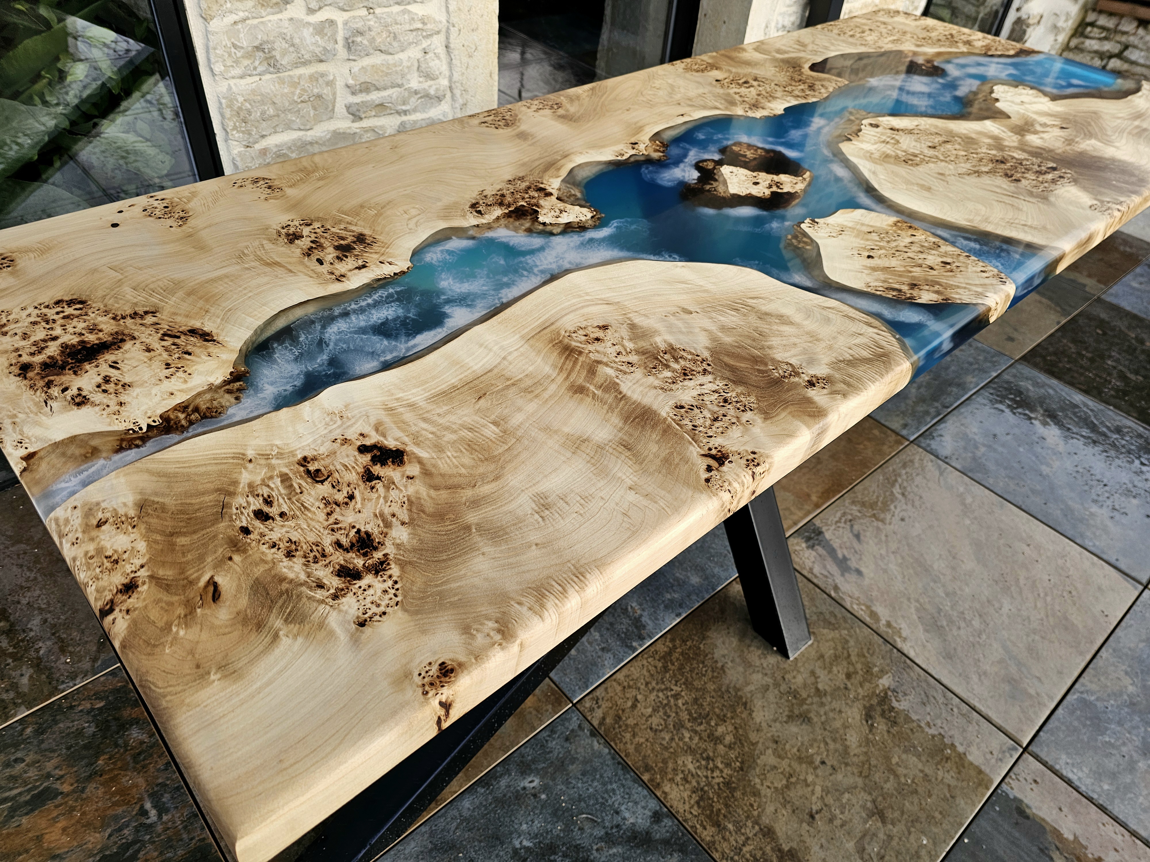 Table loupe peuplier résine bleue