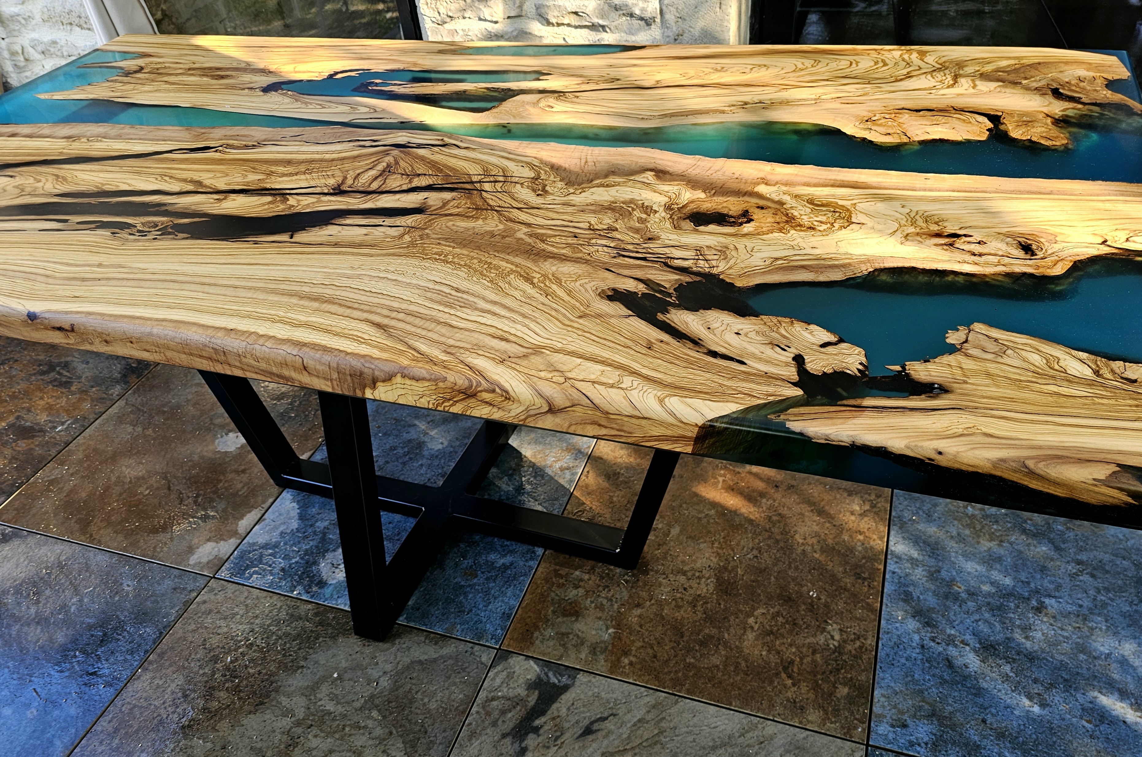 Table olivier résine turquoise