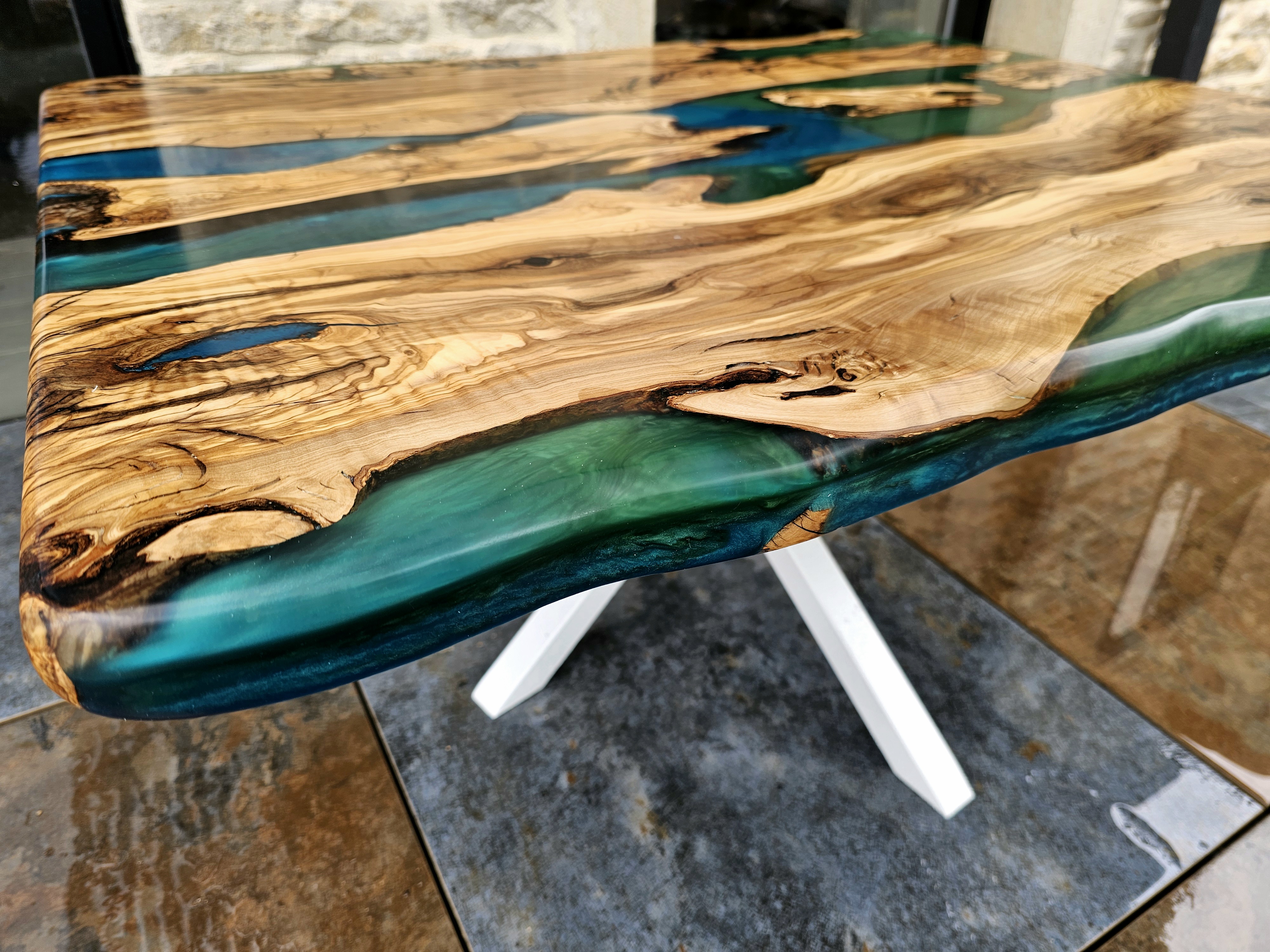 Table olivier résine turquoise émeraude
